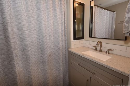 5 Sword Ave, Enfield CT 06082-1819 exterior