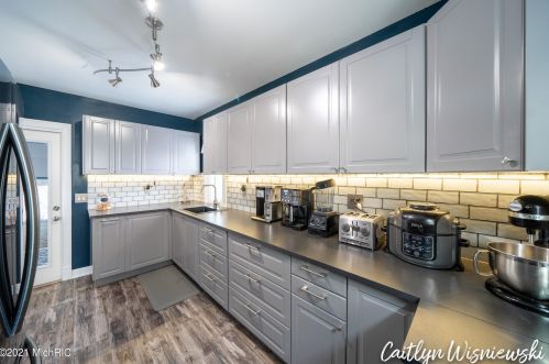 941 Northlawn St, Grand Rapids MI 49505-3717 exterior