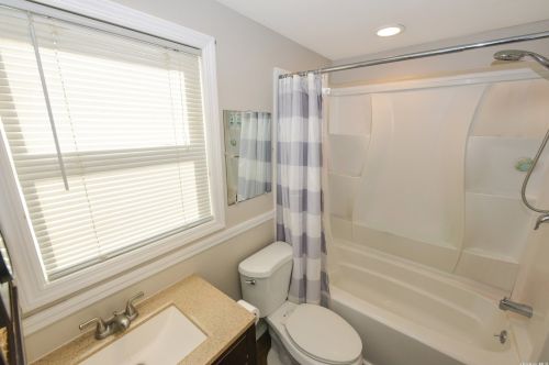 27 Daisy Dr, Bohemia NY 11716-4029 exterior