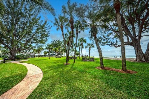 2100 Gulf Shore Blvd, Naples FL 34102-1653 exterior