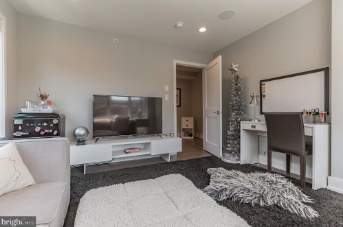 307 Green St, Philadelphia PA 19130-3914 exterior