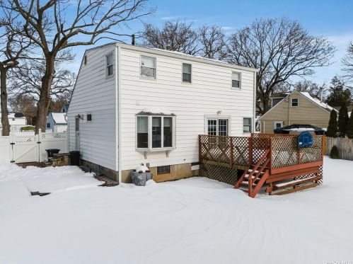 4 Lynhaven Pl, Commack NY 11725-3107 exterior