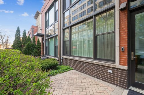 931 Kingsbury St, Chicago IL 60610-7431 exterior