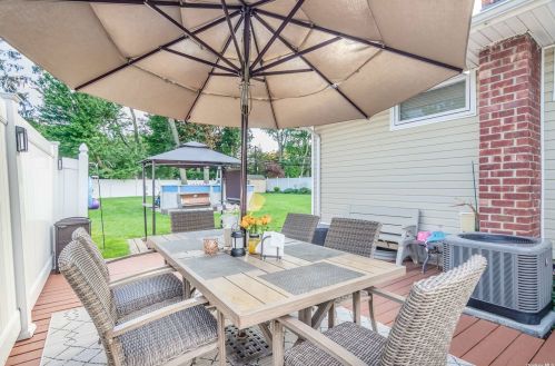 18 Donna Ln, Commack NY 11725-5204 exterior