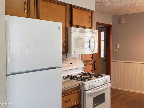 1502 Porter Rd, Meskegon MI 49441-5766 exterior