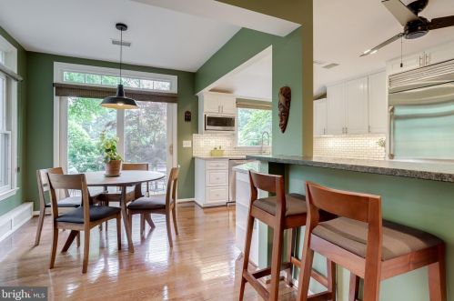 8909 Linton Ln, Alexandria VA 22308-2438 exterior