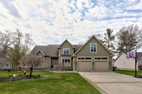 1061 Robinhood Dr, Meskegon MI  49445-2075 exterior