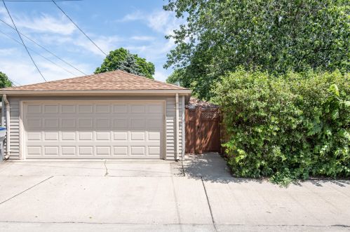 6957 Verona Ct, Milwaukee WI 53227-4429 exterior