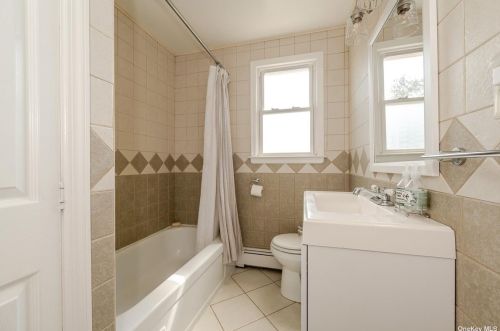 151 Gordon Rd, Valley Stream NY 11581-2108 exterior