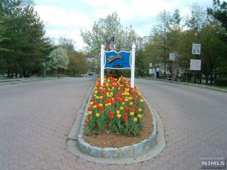 522 Holly Ct, Mahwah, NJ 07430-3410