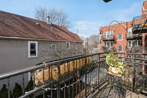 1924 Roscoe St, Chicago IL  60657-1030 exterior