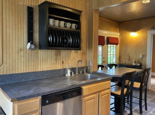 1 Franklin St, Manchester CT 06040-4346 exterior