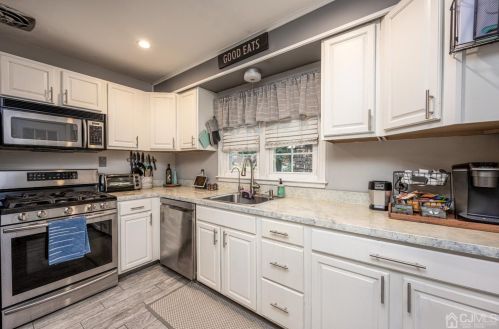 133 Hoover Ave, Edison NJ 08837-2669 exterior