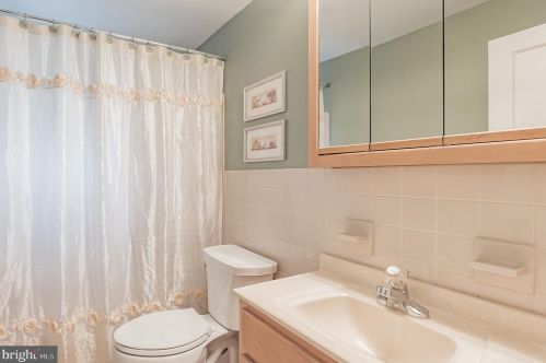 6428 Henry Ave, Philadelphia PA 19128-1507 exterior