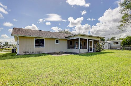 581 Ferris Dr, Fort Pierce FL 34983-8631 exterior