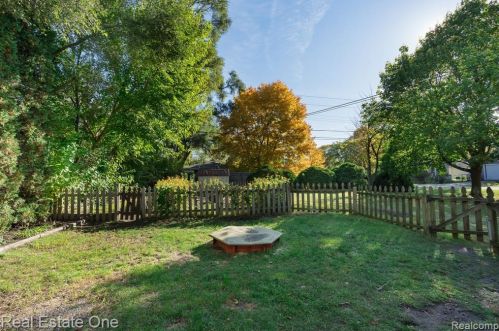 2475 Culbertson Ave, Rochester MI 48307-4610 exterior