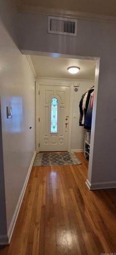 2530 Fenton Ave, Bronx NY  10469-5643 exterior