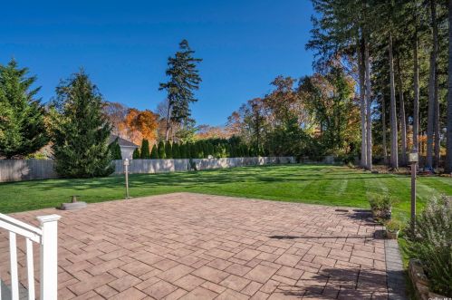 10 Buttonwood Dr, Huntington Station NY 11746-4803 exterior