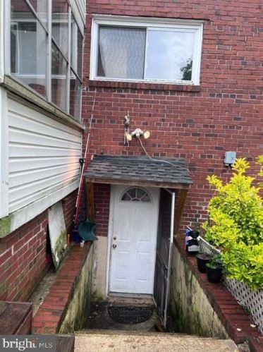 2824 James Dr, Alexandria VA 22303-1338 exterior