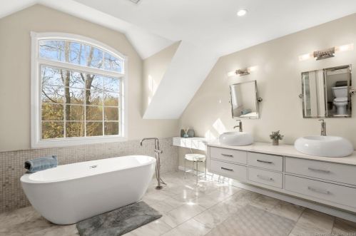 42 Kings Hwy, Westport CT  06880-4710 exterior