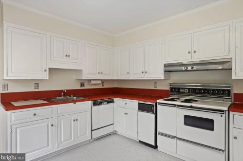 11013 Cripplegate Rd, Rockville MD 20854-1630 exterior