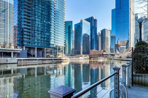 345 Canal St, Chicago IL  60606-1201 exterior