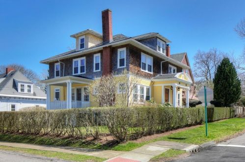 262 Gibbs Ave, Middletown RI 02840-2239 exterior
