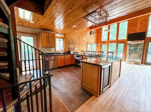 334 Ledge Rd, Killingly CT 06241-1910 exterior