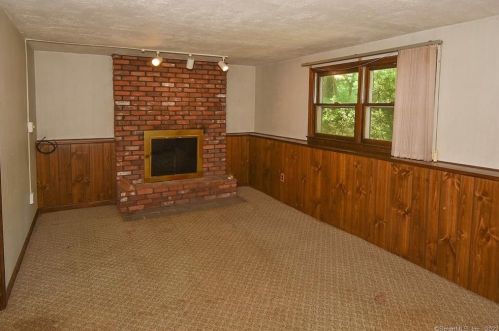 16 Ladd Rd, Ellington CT 06029-3104 exterior