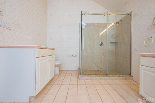 6 Sarah Ct, Edison NJ 08817-2288 exterior