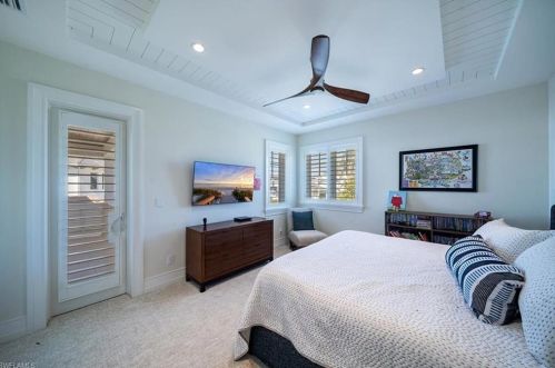 1660 Dolphin Ct, Naples FL 34102-1523 exterior