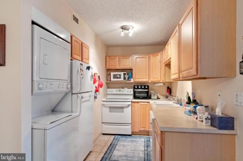 2051 Jason Dr, Huntingdon Valley PA 19006-1737 exterior