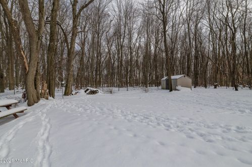 1360 Crooked Lk Dr, Kalamazoo MI 49009-8950 exterior