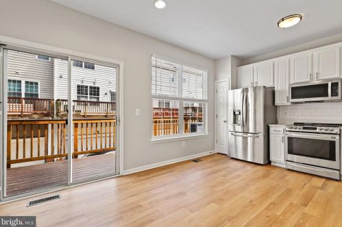 3805 Eisenhower Ave, Alexandria VA 22304-6427 exterior