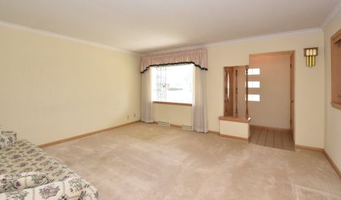 8634 Burdick Ave, Milwaukee, WI 53227-4527