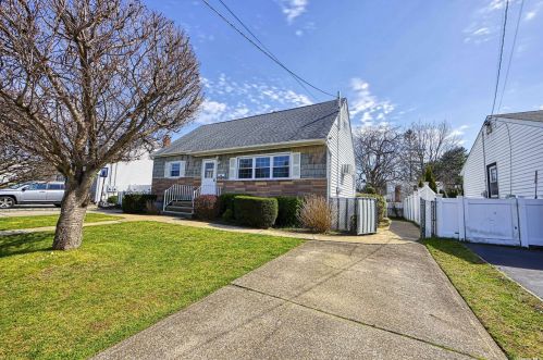 478 Outlook Ave, Babylon, NY 11704-4314