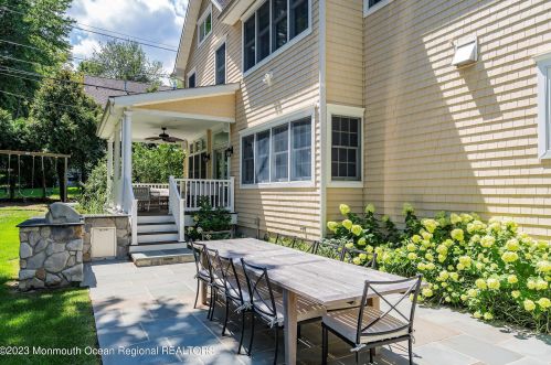 25 Crst Dr, Little Silver NJ 07739-1318 exterior