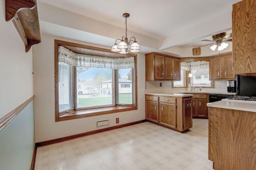 7501 Honey Crk Dr, Milwaukee WI 53221-4062 exterior