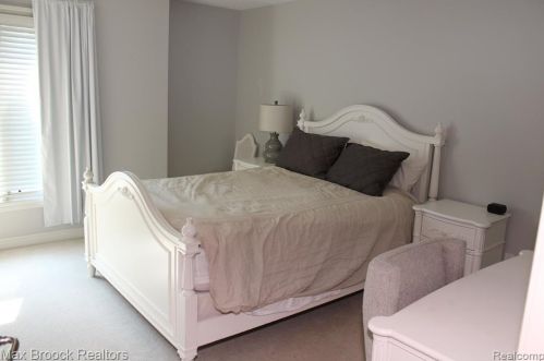 3586 Walnut Brk Dr, Rochester MI 48309-4065 exterior