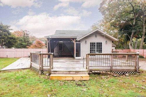 670 Locust Ave, Bohemia NY 11716-2144 exterior