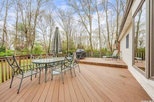 22 Long Acre Ln, Huntington Station NY 11746-7926 exterior