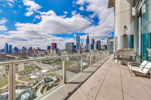 340 Randolph St, Chicago IL  60601-7618 exterior