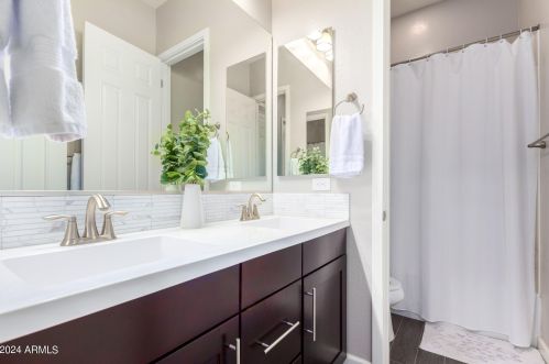 4820 Mingus Dr, Chandler AZ 85249-2052 exterior