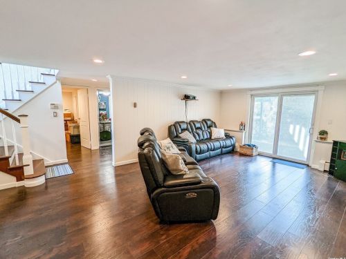 12 Kenswick Ln, Huntington Station NY 11746-2805 exterior