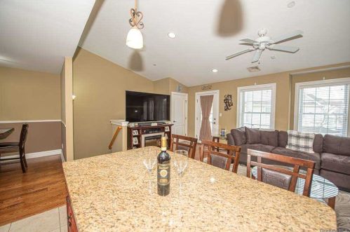 30 Della Dr, Babylon NY 11704-6240 exterior