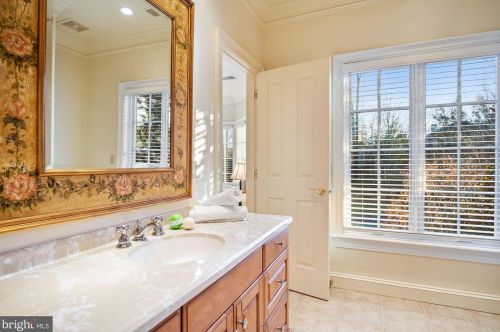 896 Alvermar Rdg Dr, Mc Lean VA 22102-1439 exterior