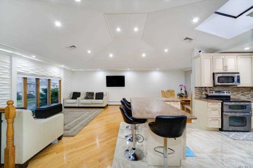 717 Eagle Dr, Valley Stream NY 11581-3539 exterior