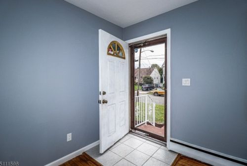 6 Melvin Ave, Iselin NJ 08830-2439 exterior