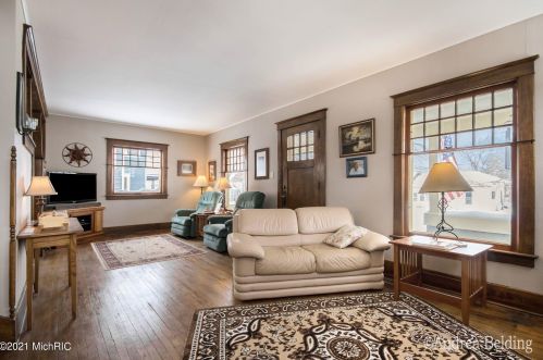 211 Liberty St, Belding MI 48809-1733 exterior