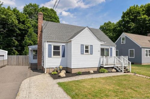 33 Deerfield Dr, Manchester CT 06040-3819 exterior